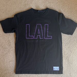New Era Black and Purple Los Angeles Lakers Men's Tee, size small